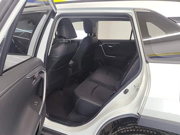 Фото 11 - Toyota RAV4