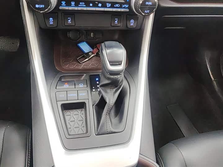 Фото 16 - Toyota RAV4