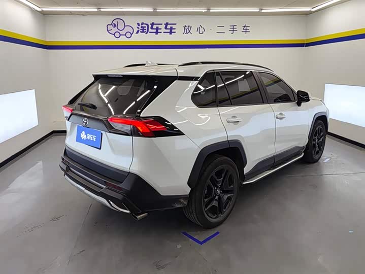 Фото 3 - Toyota RAV4