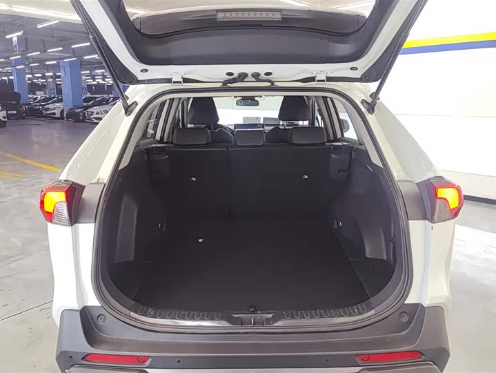 Фото 4 - Toyota RAV4