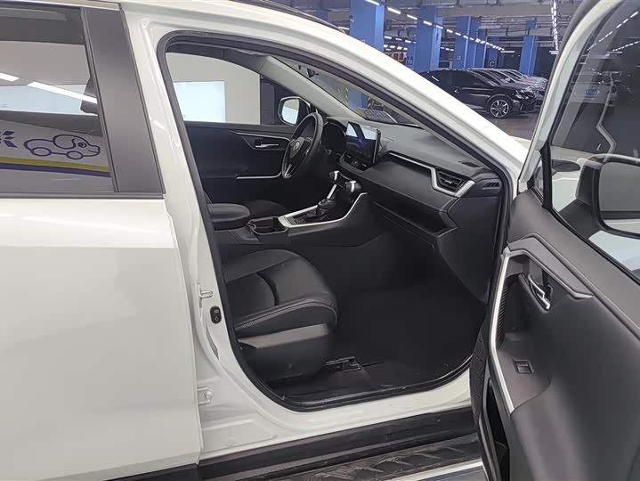 Фото 8 - Toyota RAV4