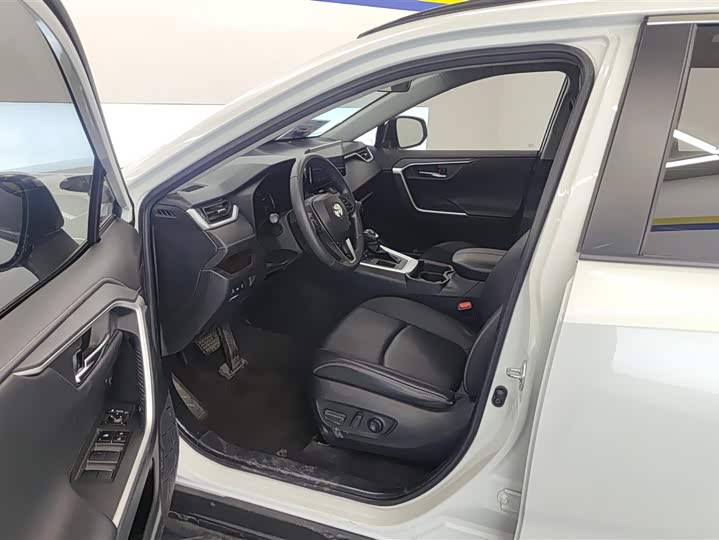 Фото 9 - Toyota RAV4