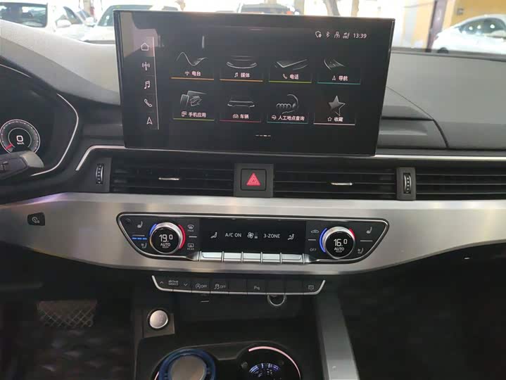 Фото 13 - Audi A4L