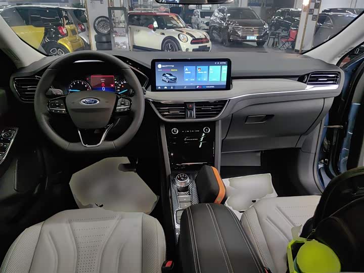 Фото 10 - Ford Escape