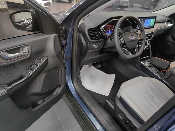 Фото 16 - Ford Escape