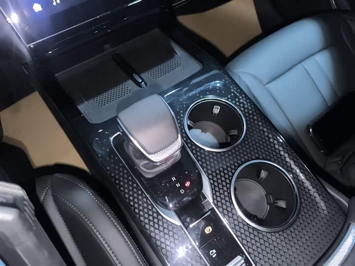 Фото 14 - Hongqi HS3 Hybrid