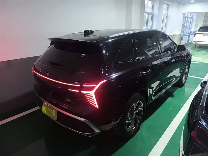 Фото 7 - Hongqi HS3 Hybrid