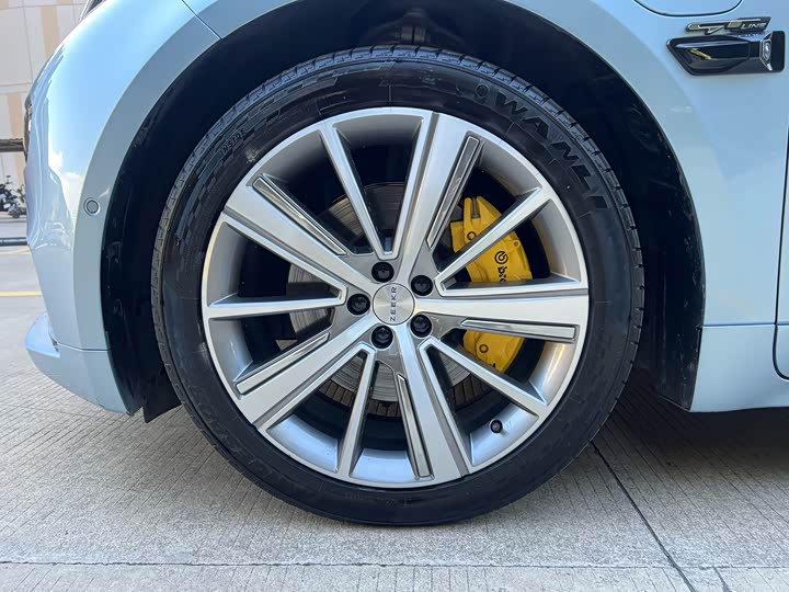 Фото 21 - Zeekr 001