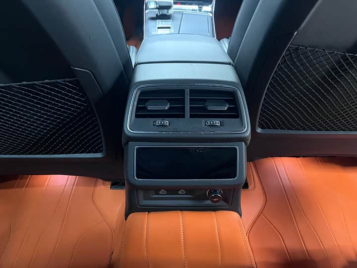 Фото 13 - Audi A6L