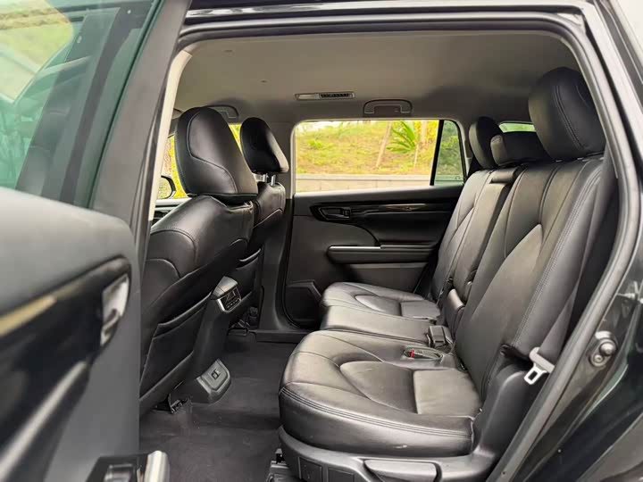 Фото 10 - Toyota Highlander