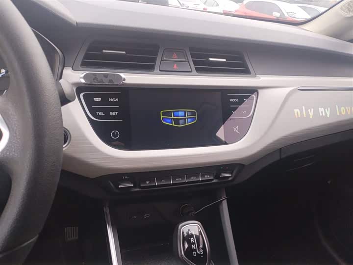 Фото 13 - Geely Vision X3