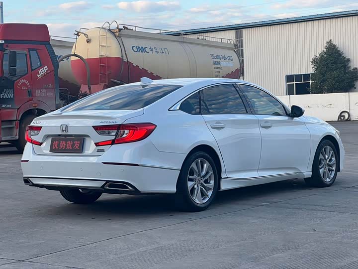 Фото 9 - Honda Accord