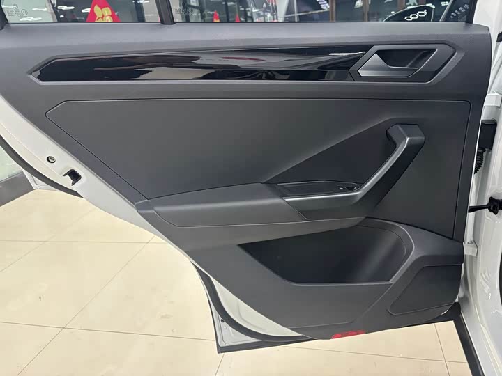 Фото 14 - Volkswagen T-Roc