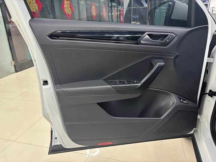 Фото 8 - Volkswagen T-Roc