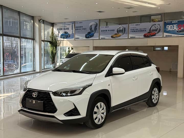 Фото 1 - Toyota Yaris L Hatchback