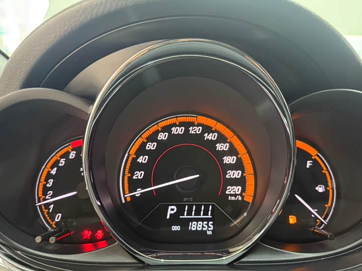 Фото 10 - Toyota Yaris L Hatchback