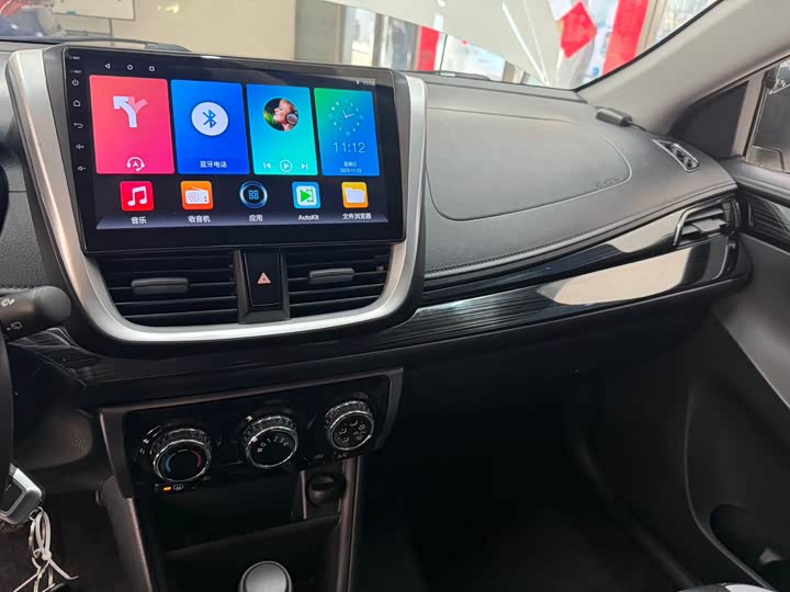 Фото 12 - Toyota Yaris L Hatchback