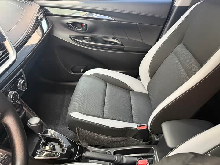 Фото 13 - Toyota Yaris L Hatchback