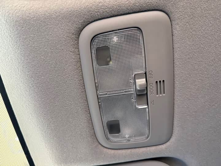 Фото 14 - Toyota Yaris L Hatchback