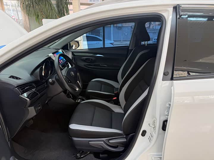 Фото 15 - Toyota Yaris L Hatchback