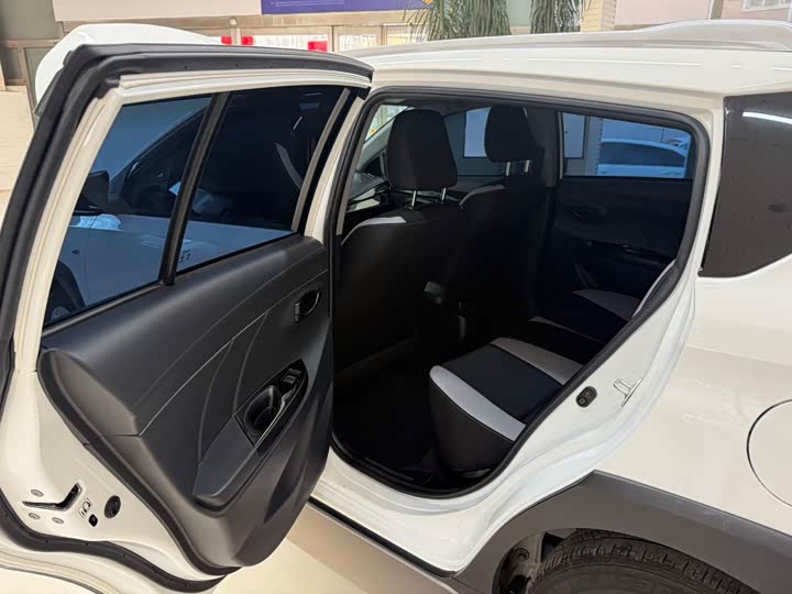 Фото 16 - Toyota Yaris L Hatchback