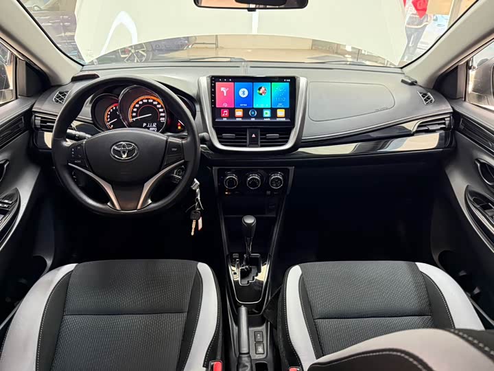 Фото 18 - Toyota Yaris L Hatchback