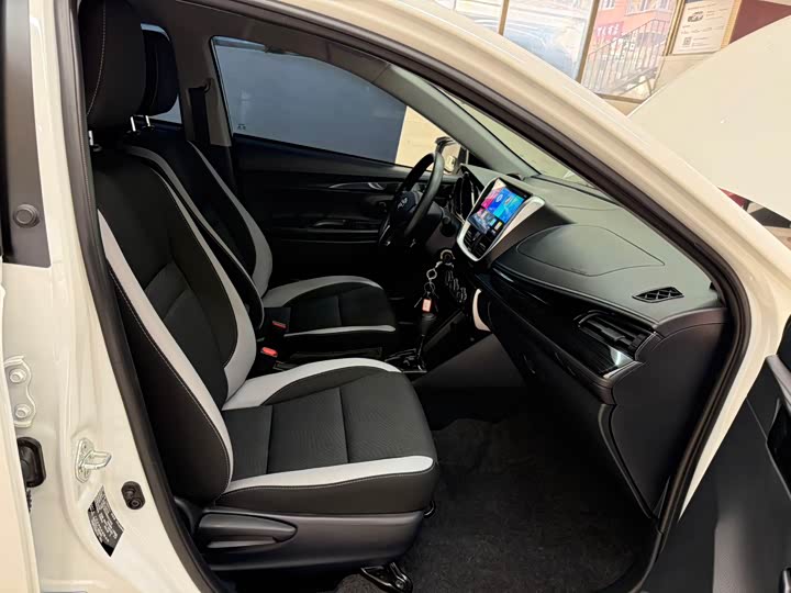 Фото 19 - Toyota Yaris L Hatchback