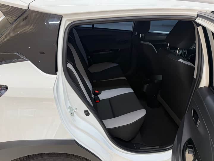 Фото 20 - Toyota Yaris L Hatchback