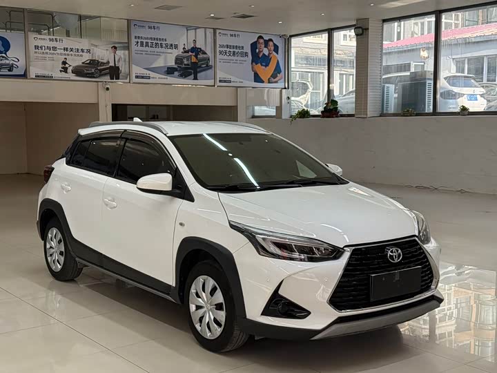 Фото 3 - Toyota Yaris L Hatchback