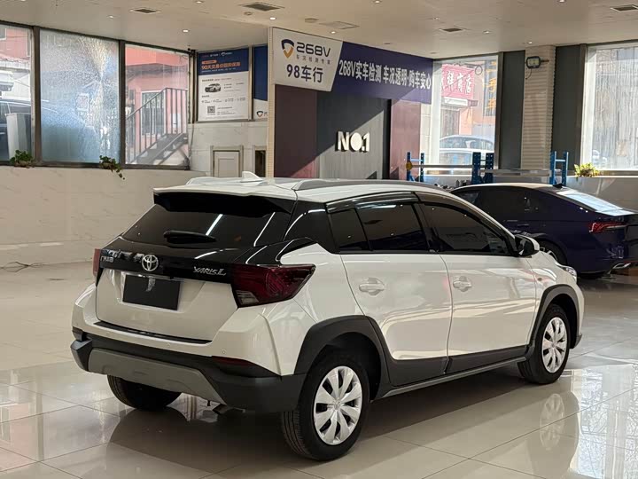 Фото 4 - Toyota Yaris L Hatchback