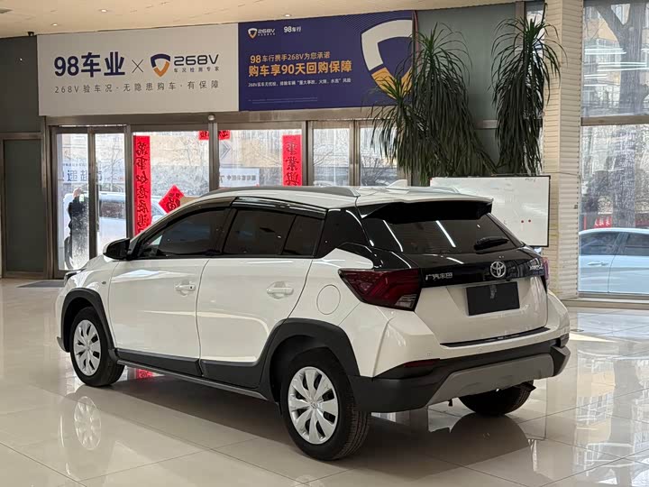 Фото 6 - Toyota Yaris L Hatchback