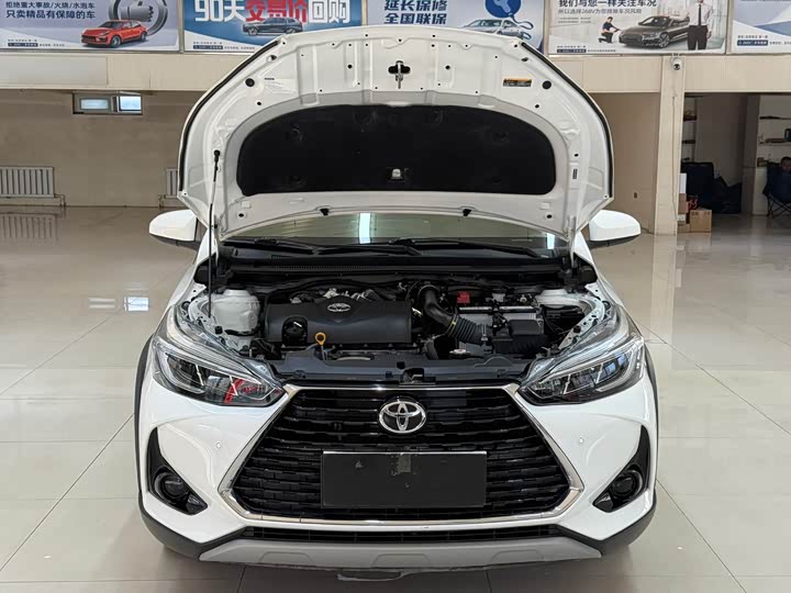 Фото 7 - Toyota Yaris L Hatchback