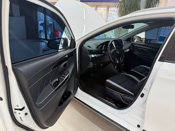 Фото 8 - Toyota Yaris L Hatchback