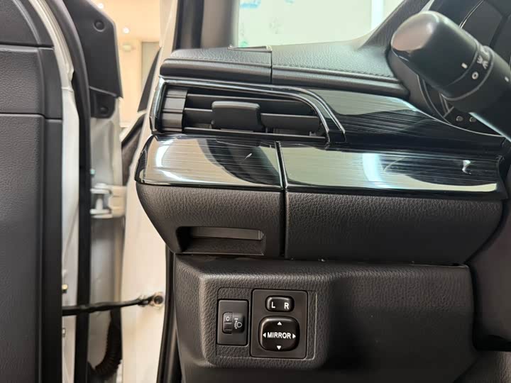 Фото 9 - Toyota Yaris L Hatchback