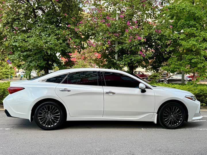 Фото 8 - Toyota Avalon