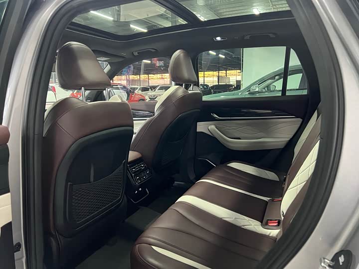 Фото 10 - Geely Monjaro