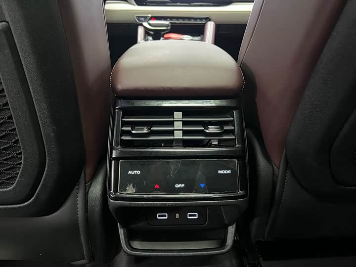 Фото 11 - Geely Monjaro