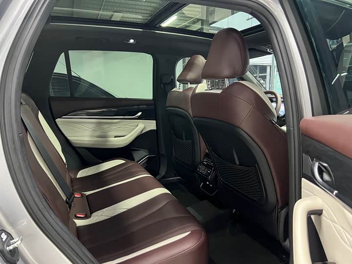 Фото 21 - Geely Monjaro