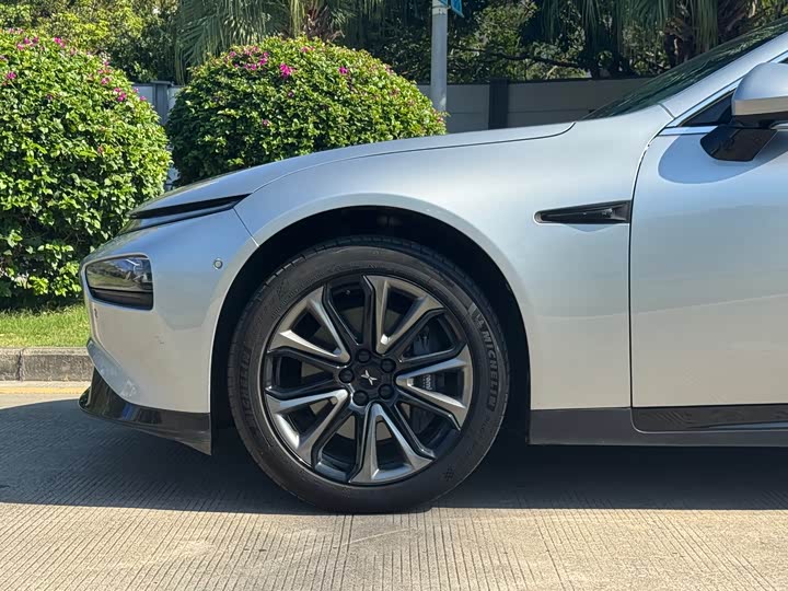 Фото 10 - XPeng P7