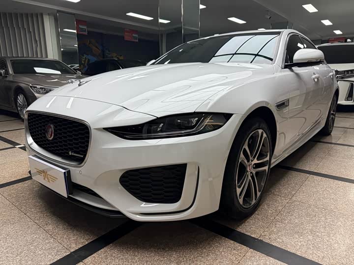 Фото 1 - Jaguar XE L