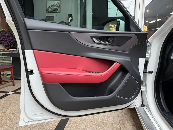 Фото 10 - Jaguar XE L