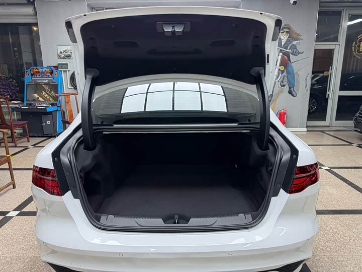 Фото 12 - Jaguar XE L