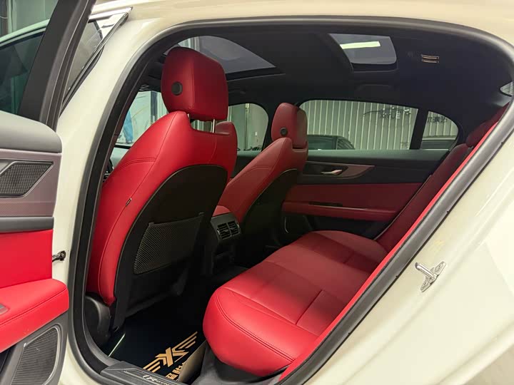 Фото 15 - Jaguar XE L