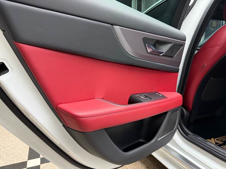 Фото 18 - Jaguar XE L