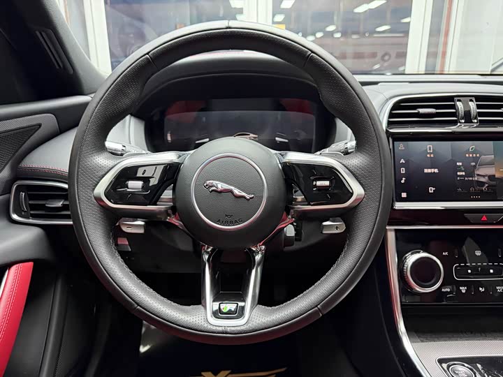 Фото 21 - Jaguar XE L