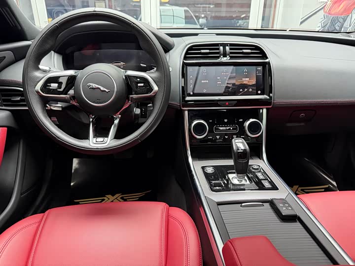 Фото 24 - Jaguar XE L