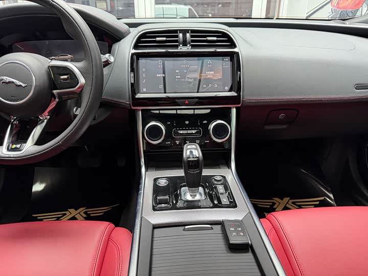 Фото 25 - Jaguar XE L