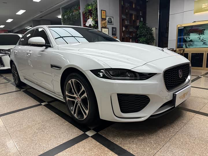 Фото 3 - Jaguar XE L