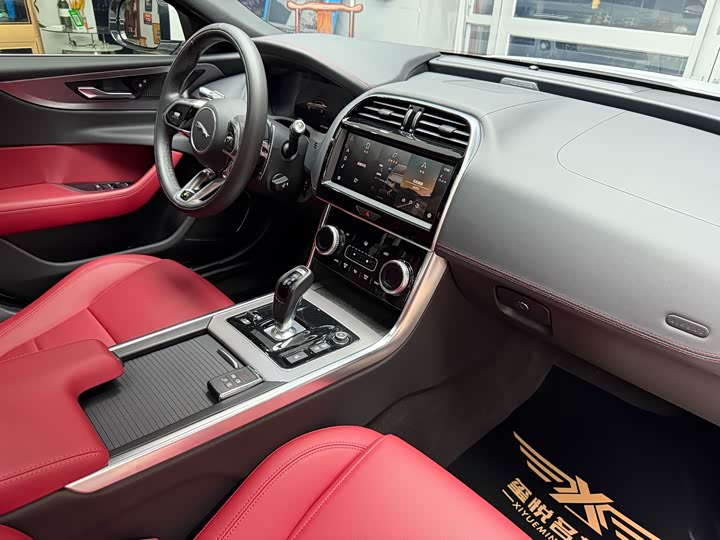 Фото 35 - Jaguar XE L