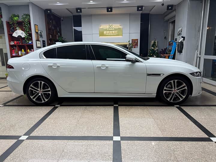 Фото 4 - Jaguar XE L